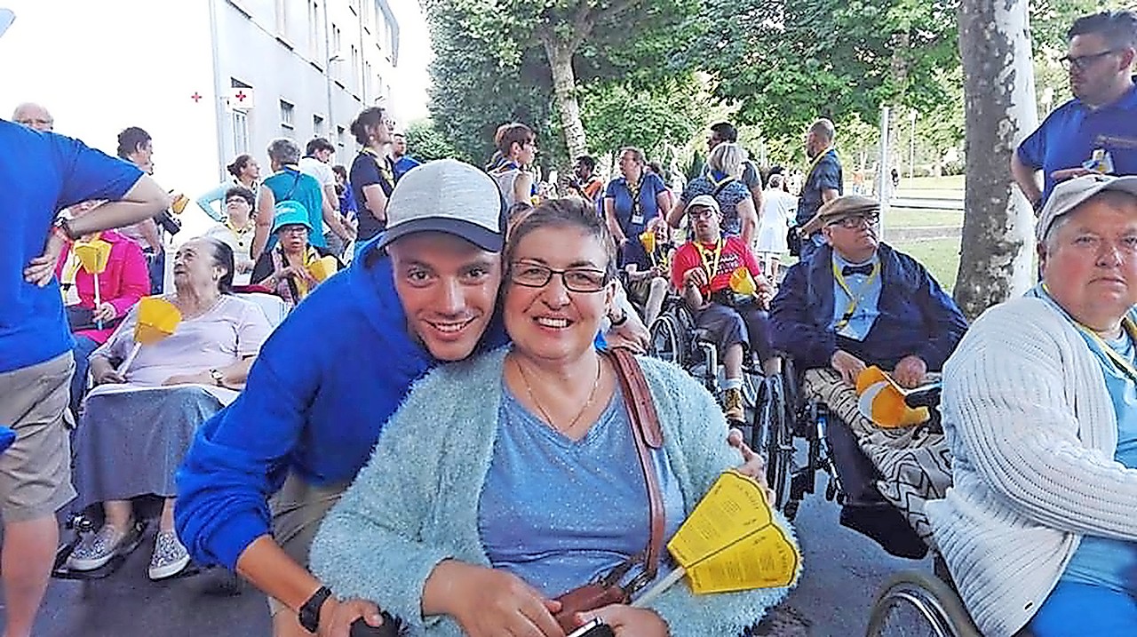 In Lourdes draagt Simon Rosseel samen met andere jongeren mee zorg voor de deelnemers. © Simon Rosseel