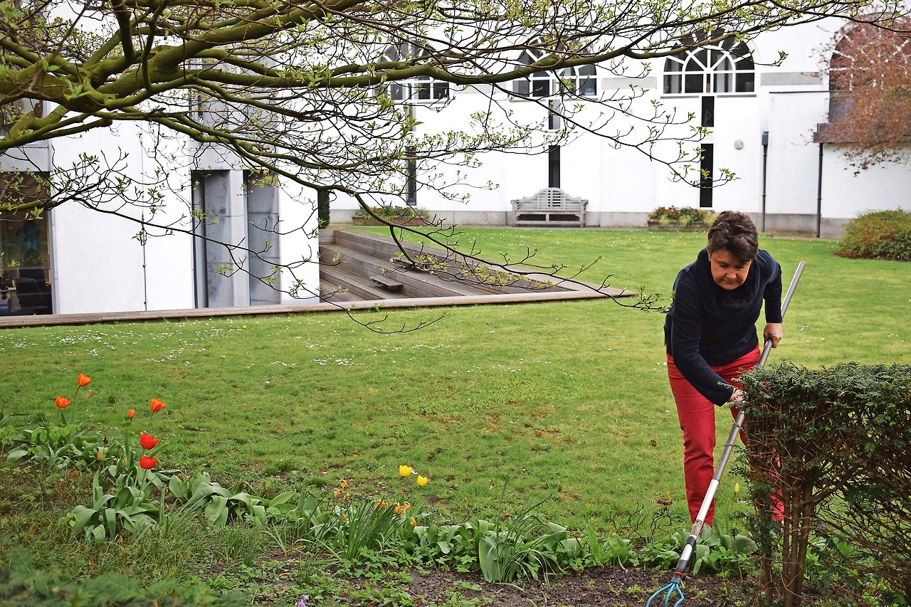 Zodra het weer het toelaat, is Greet Desseyn aan het werk in de tuin. © Tonia Noterman