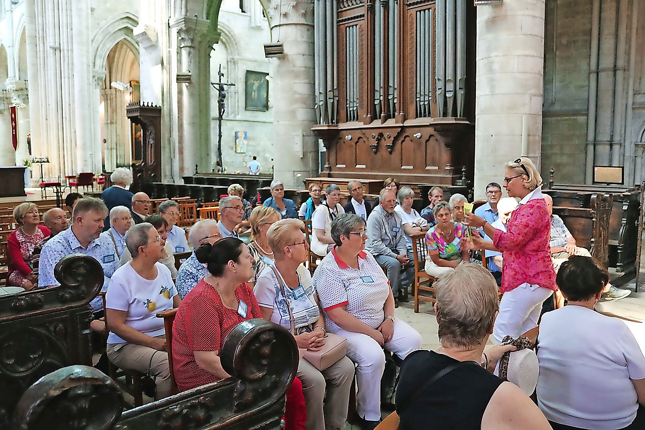 Ria Augustijns maakt de bedevaarders wegwijs in de kathedraal Saint-Pierre. © Jan Goyvaerts