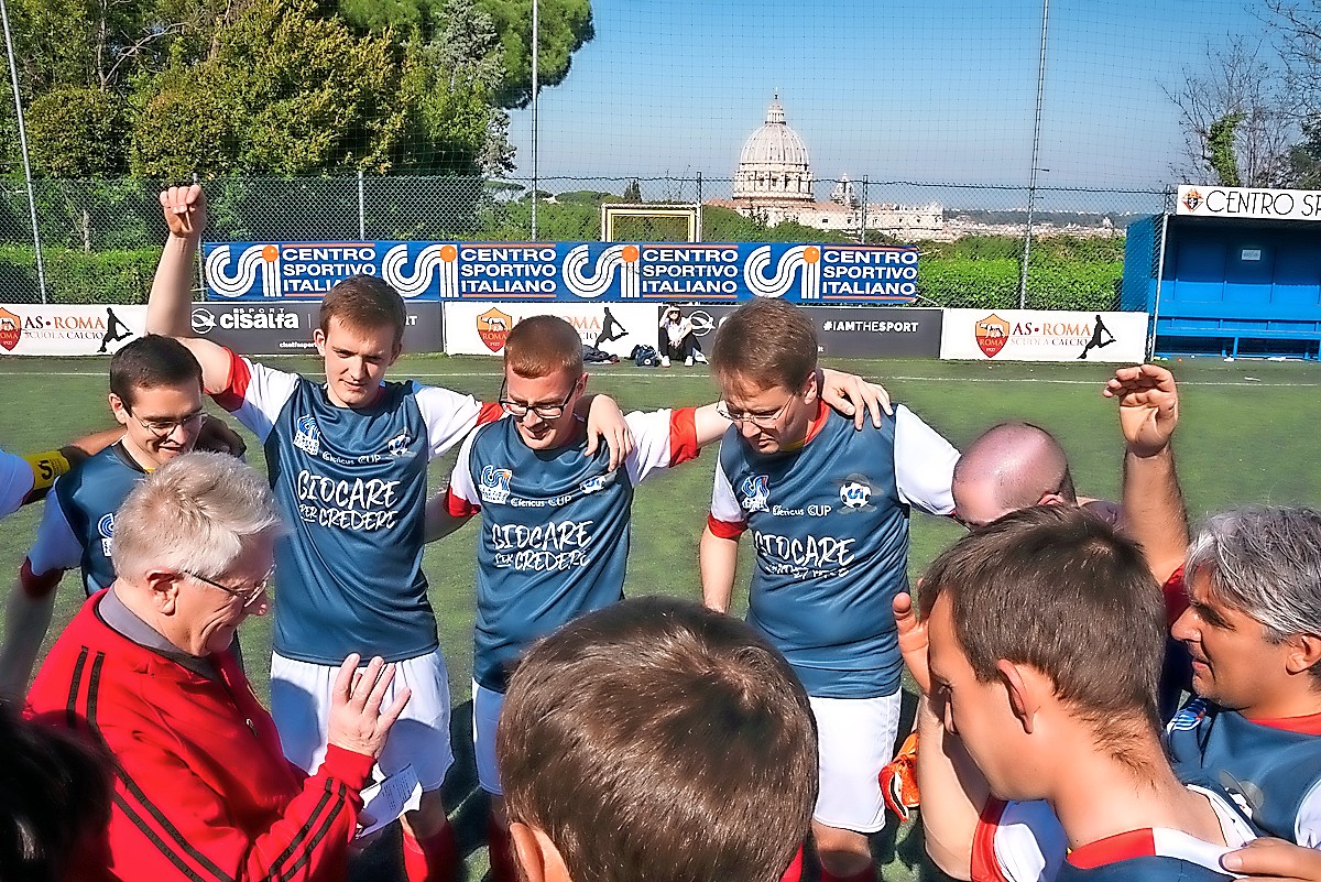 Stijn Vanhee (midden) tijdens het voetbaltornooi voor clerici in Rome. © Centro Sportivo Italiano