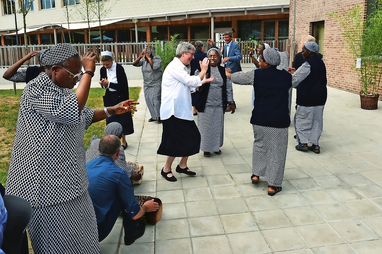 Zusters van Maria uit Ingelmunster en hun Congolese mede-zusters vieren samen feest. © Edwieg Wastijn