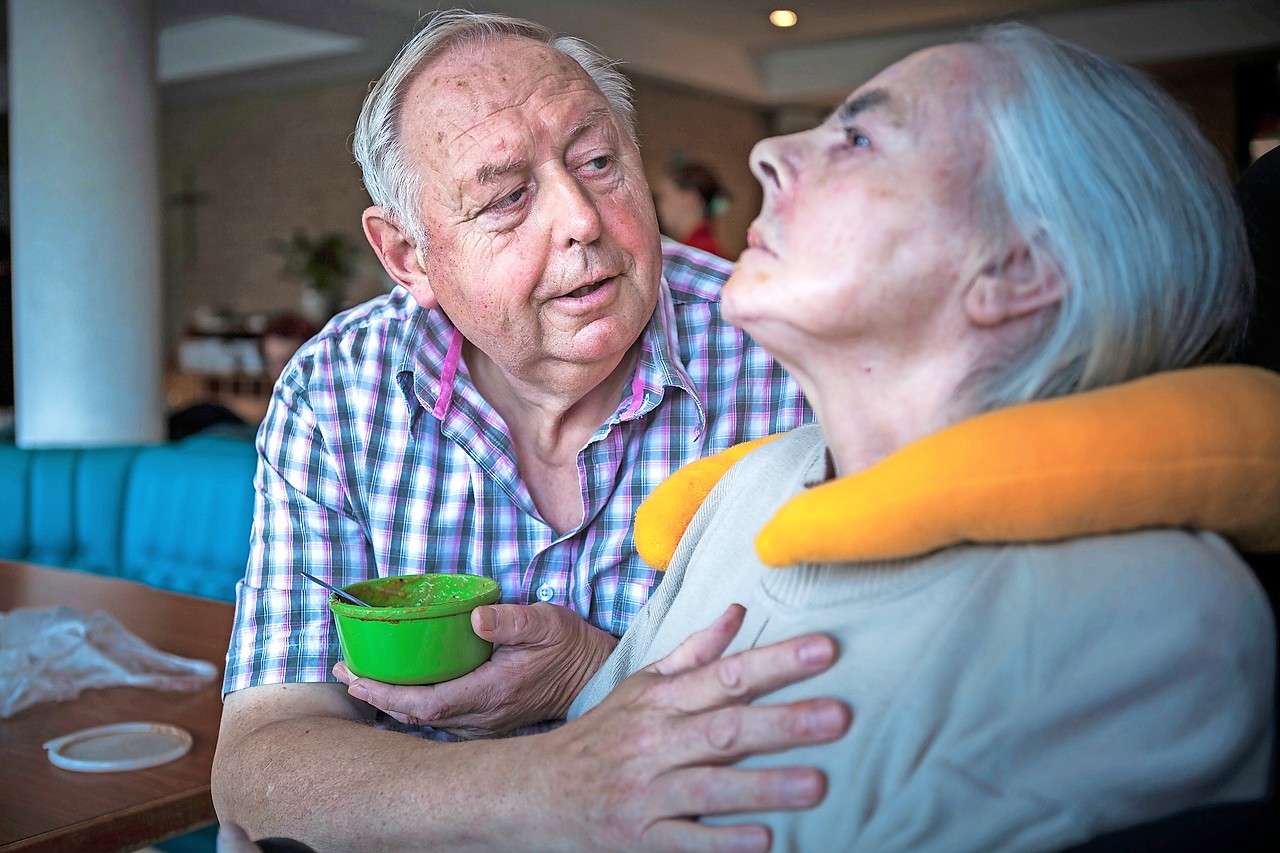 „Nabijheid is alles.” Bernard Gabriëls hielp zijn echtgenote zo lang als mogelijk. © Leo De Bock