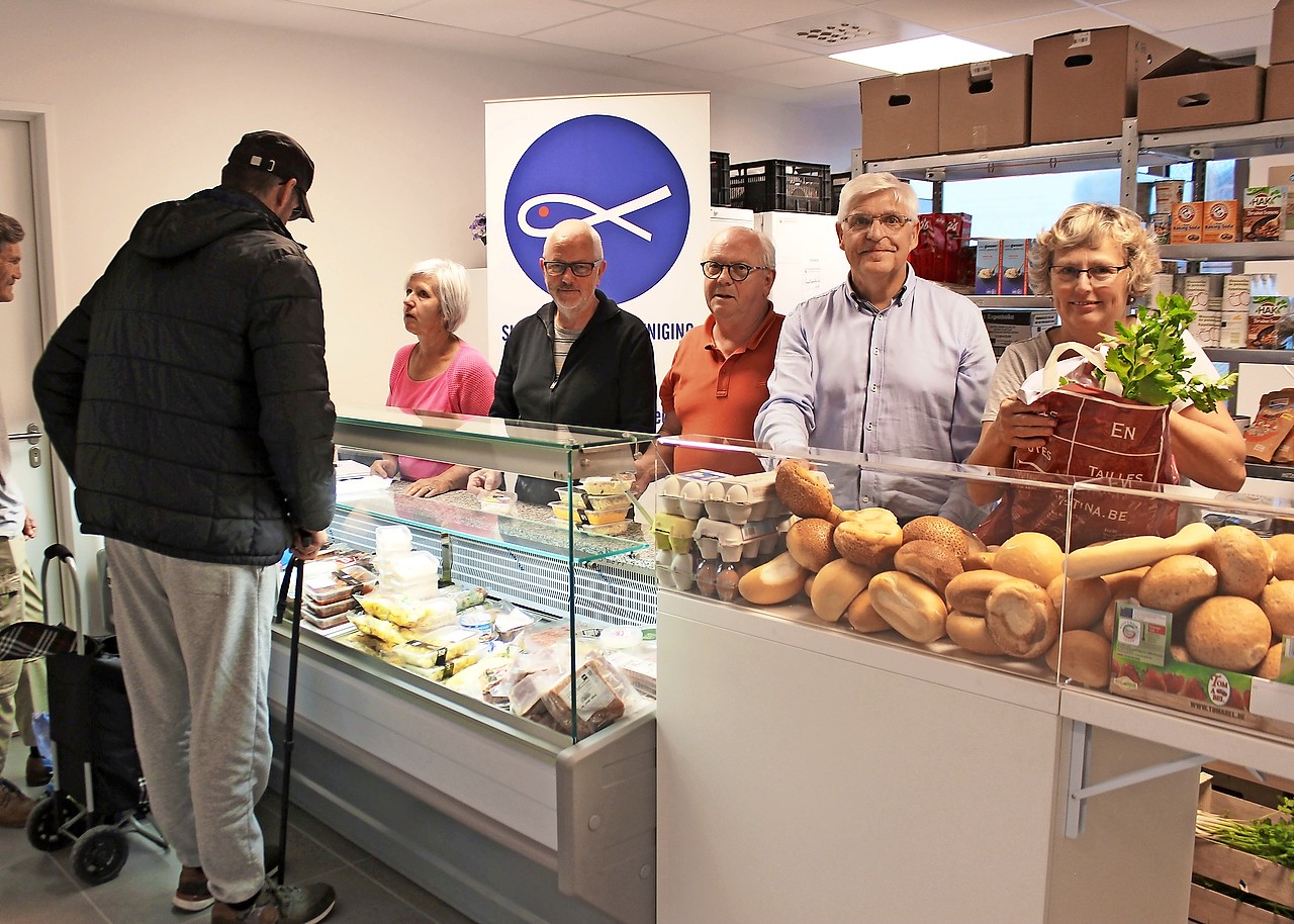 Dankzij de nieuwe koelvitrine worden alle voedingswaren mooi uitgestald. © Jos Desmeth