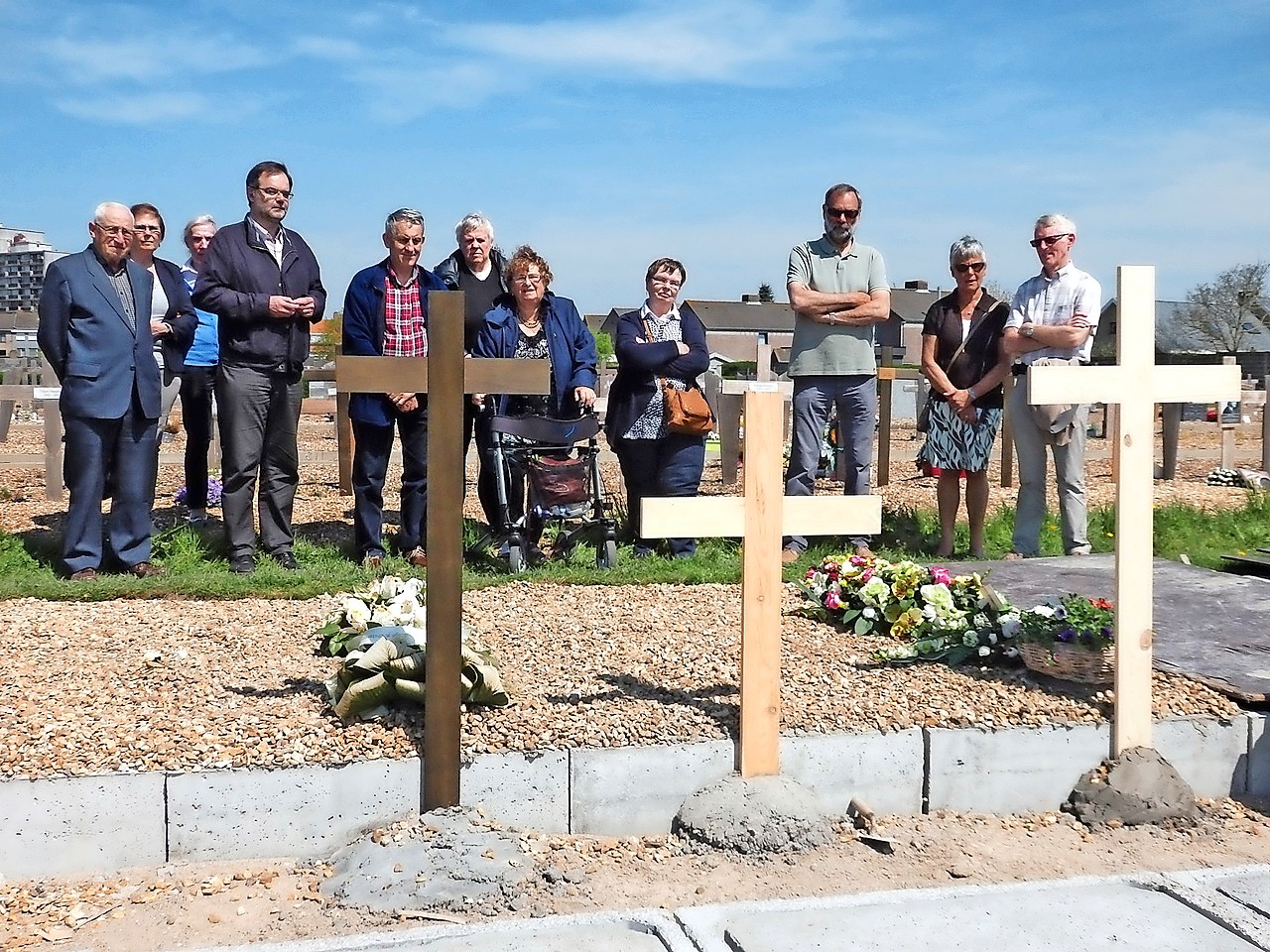 Van mensen zonder familie wordt uitzonderlijk afscheid genomen aan het graf. © Henk Gevaert