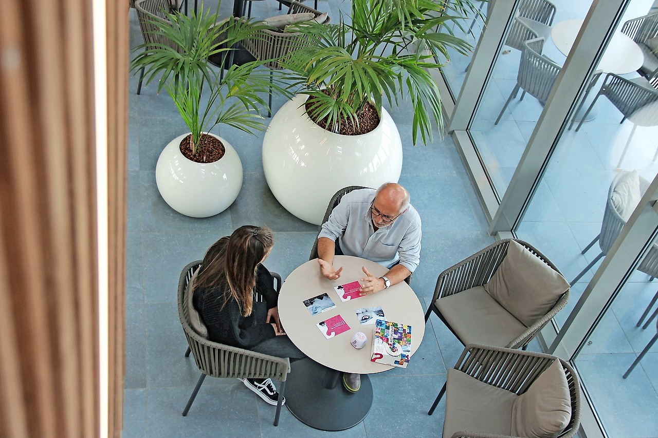 Jan Rossaert licht een medewerker het gebruik van de Spiritwijzer toe. © Liselotte Anckaert