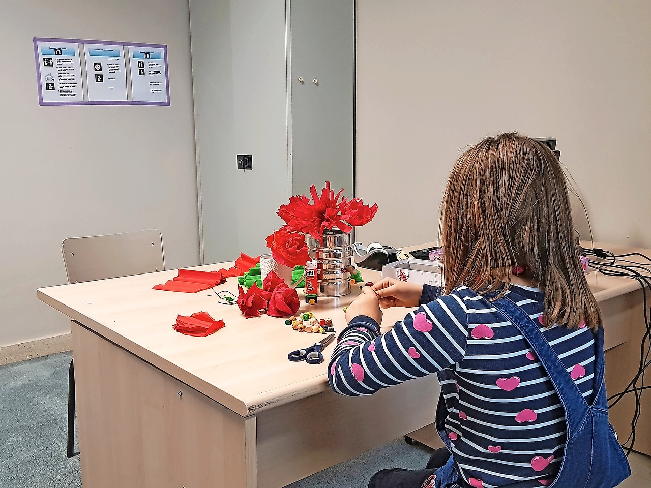 Kinderen van leefgroep de Zeppelin vouwen de bloemen voor de viering. © Geert Verpoest