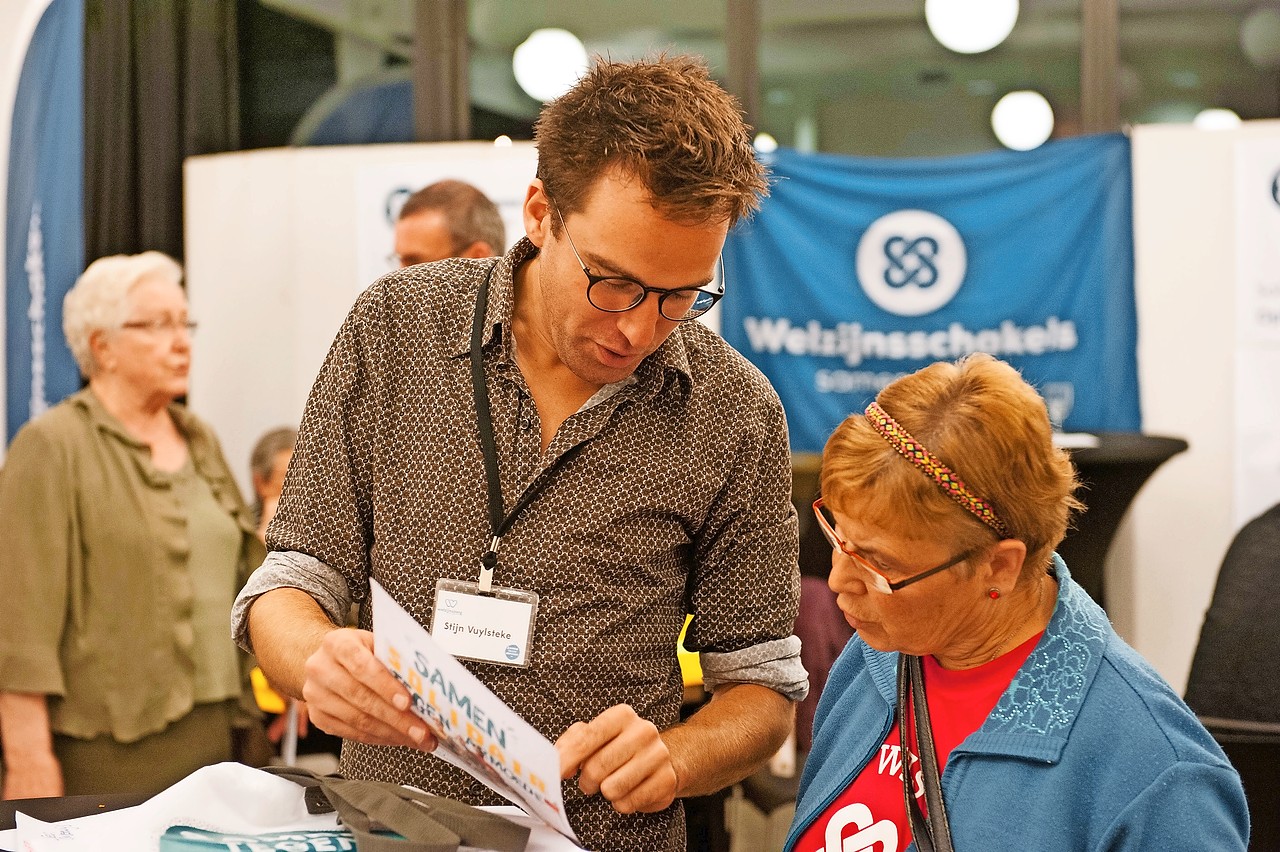 Stijn Vuylsteke ondersteunt de vrijwilligers van de Welzijnsschakels. © Patrick Gryspeerdt