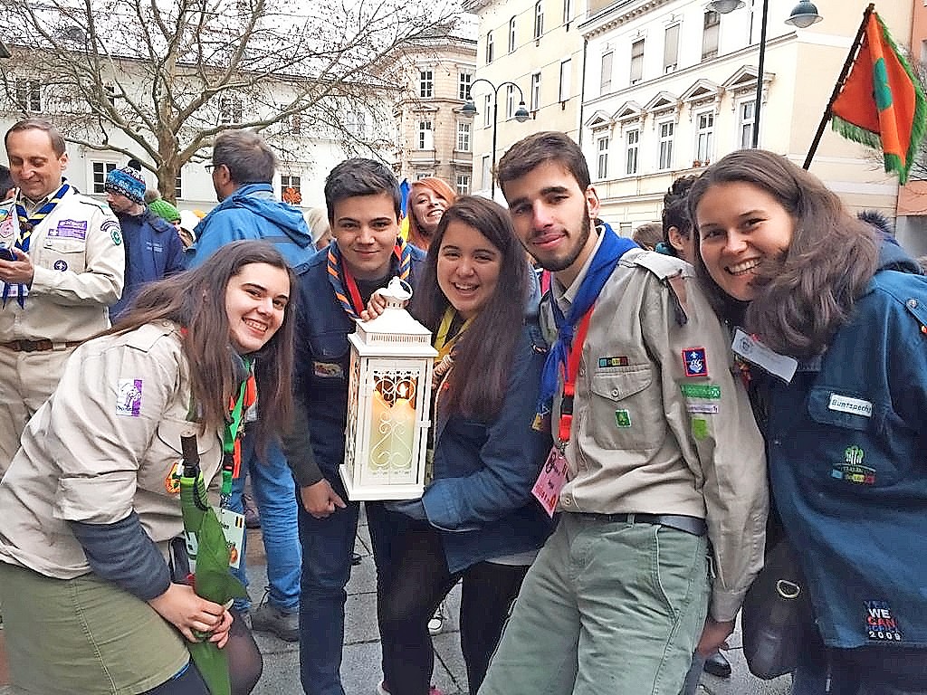 Een delegatie scouts ontvangt het Vredeslicht in Eupen, waarna ze het over België verspreiden . © Stacy Brücken - Les Scouts