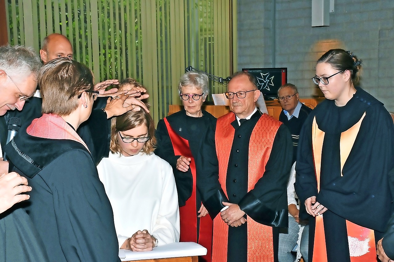 Eleonora Hof tijdens haar officiële bevestiging als predikant in Ieper. © Natasja Vanoverberghe