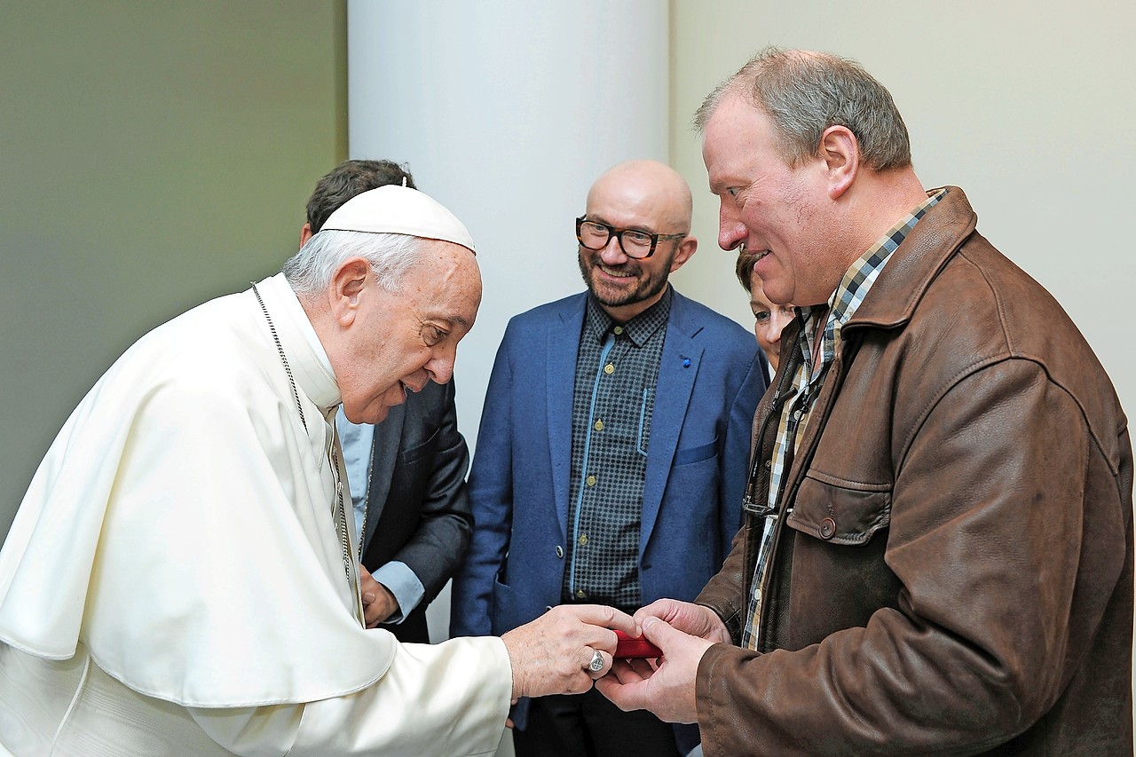 Stefaan Berten ontvangt een brief voor zijn moeder die wegens gezondheidsredenen moest thuisblijven. © Vatican Media