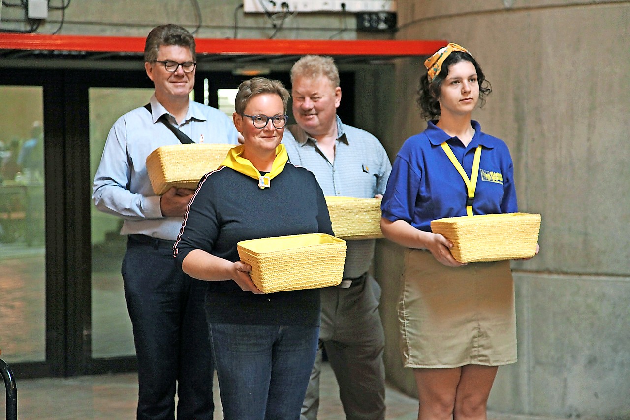 Tijdens de viering worden de talrijke intenties, ook van de afwezigen, aangebracht. © Luc Devriese