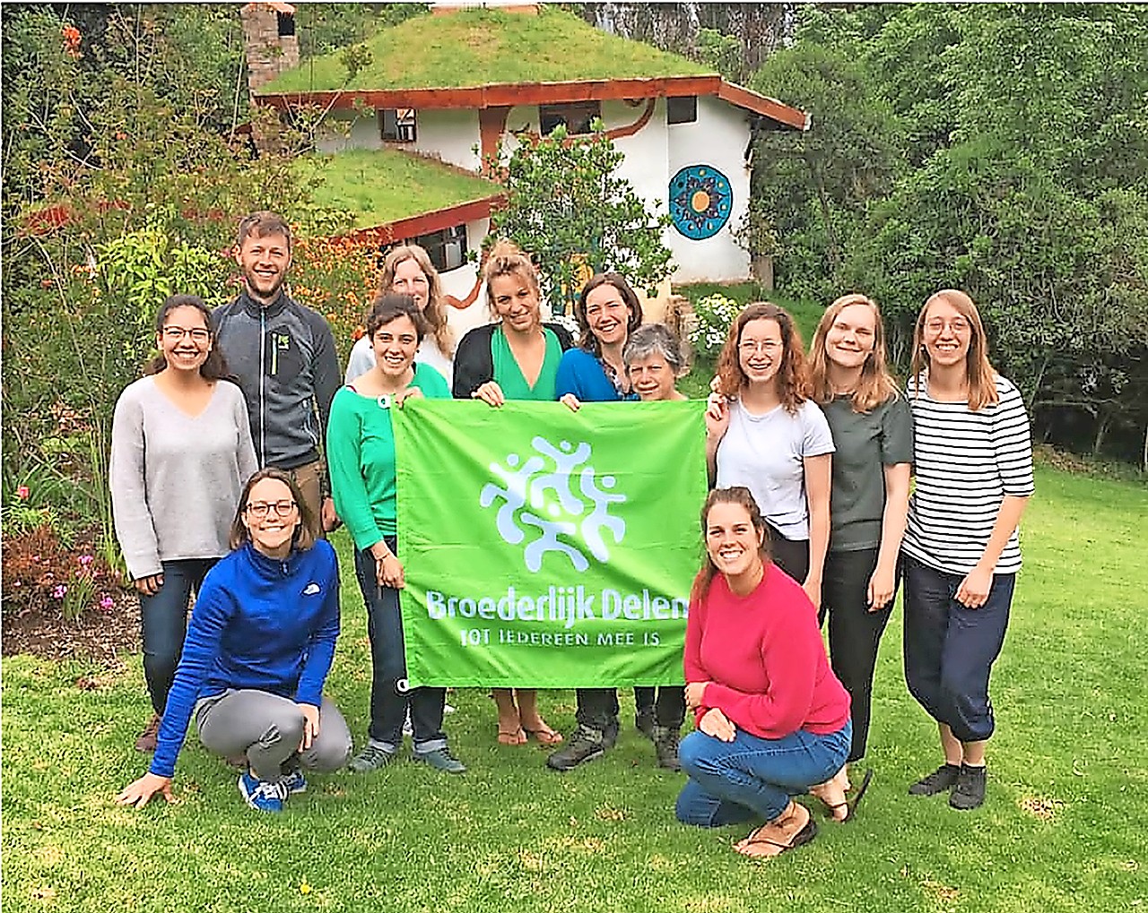 Charlotte Steel (tweede van rechts) met de andere inleefreizigers in Colombia. © Broederlijk Delen