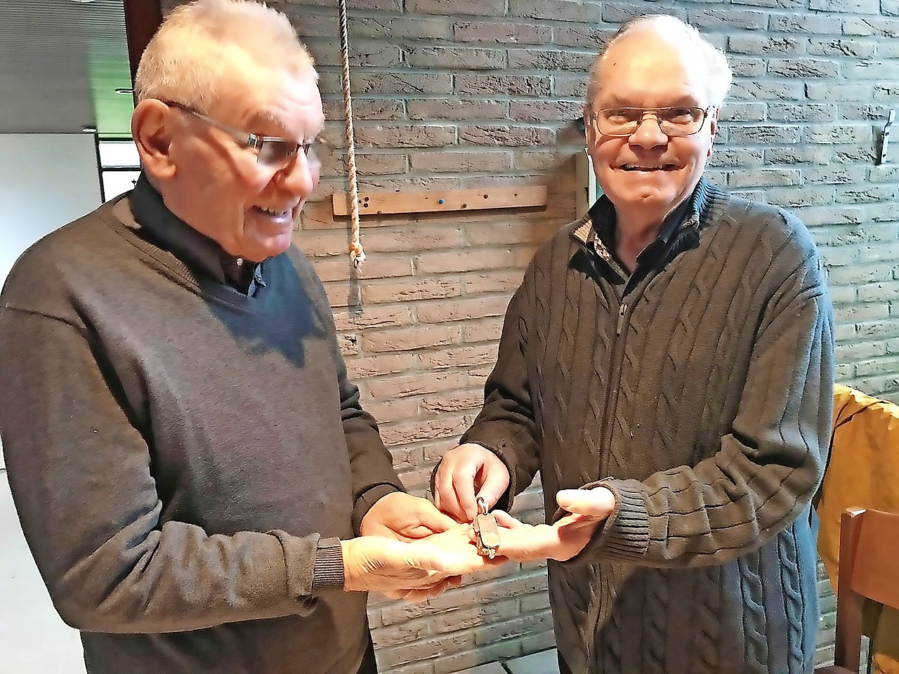 Georges Vaneeckhoutte (rechts) overhandigt de sleutels van de Sint-Stefanuskerk aan Josef Lefebvre. © Jean-Yves Verhaeghe