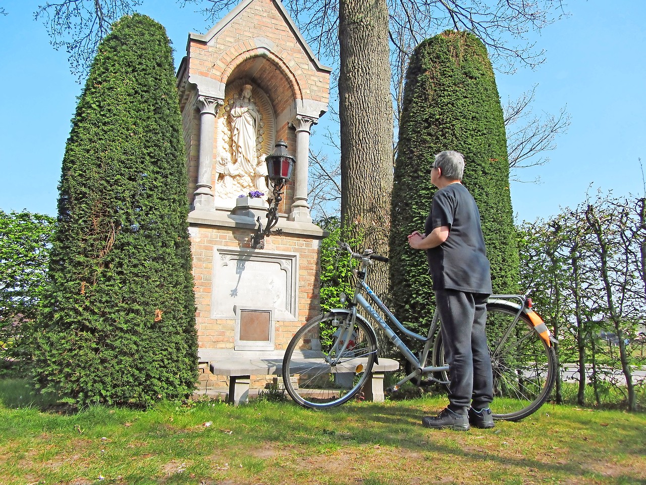 Mieke De Jonghe bij een Mariakapel in Ver-Assebroek. © Pastorale eenheid Sint-Trudo Assebroek