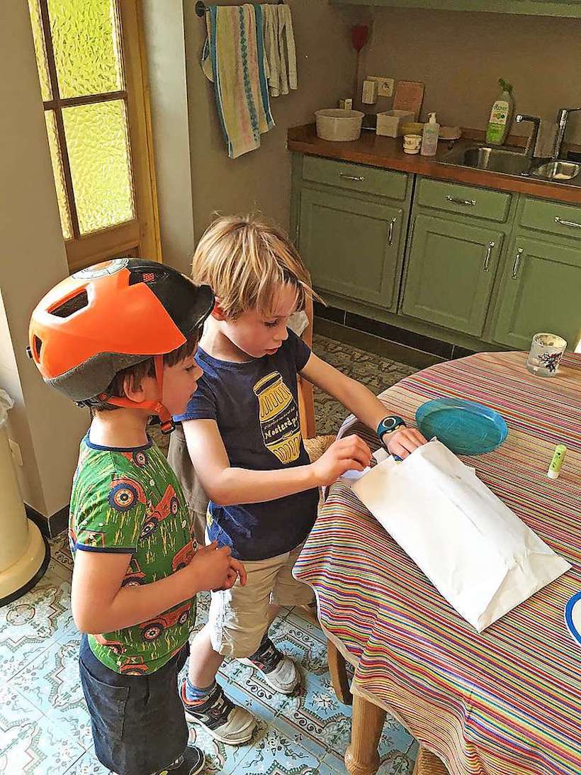 Kleinkinderen zijn blij met elke attentie die ze ontvangen van hun grootouders. © Daan Sanders