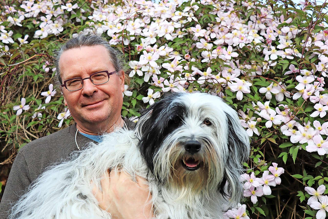 Rik Verbeke: „Dankzij mijn hond Poë is er altijd leven in huis, voortaan dus ook in de pastorie in Oostkamp.” © Rik Verbeke