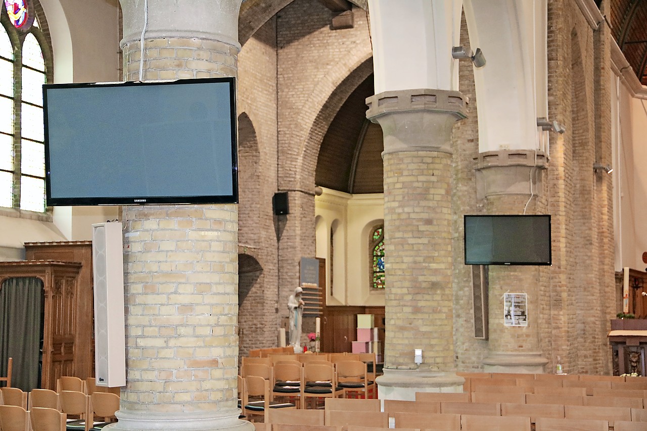 De kerk in Beveren beschikt over verscheidene schermen. © Mimi Braekevelt