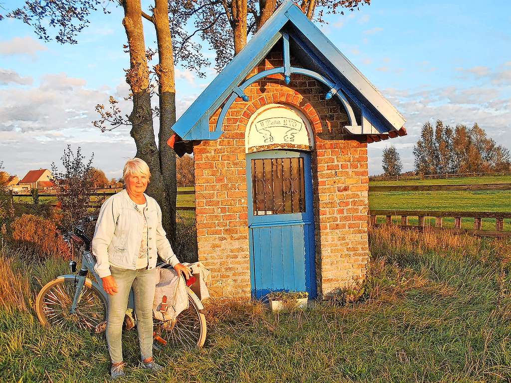 Martha Laleman bij de kapel op de baan van Avekapelle naar Zoutenaaie. © Basiel Vandenberghe