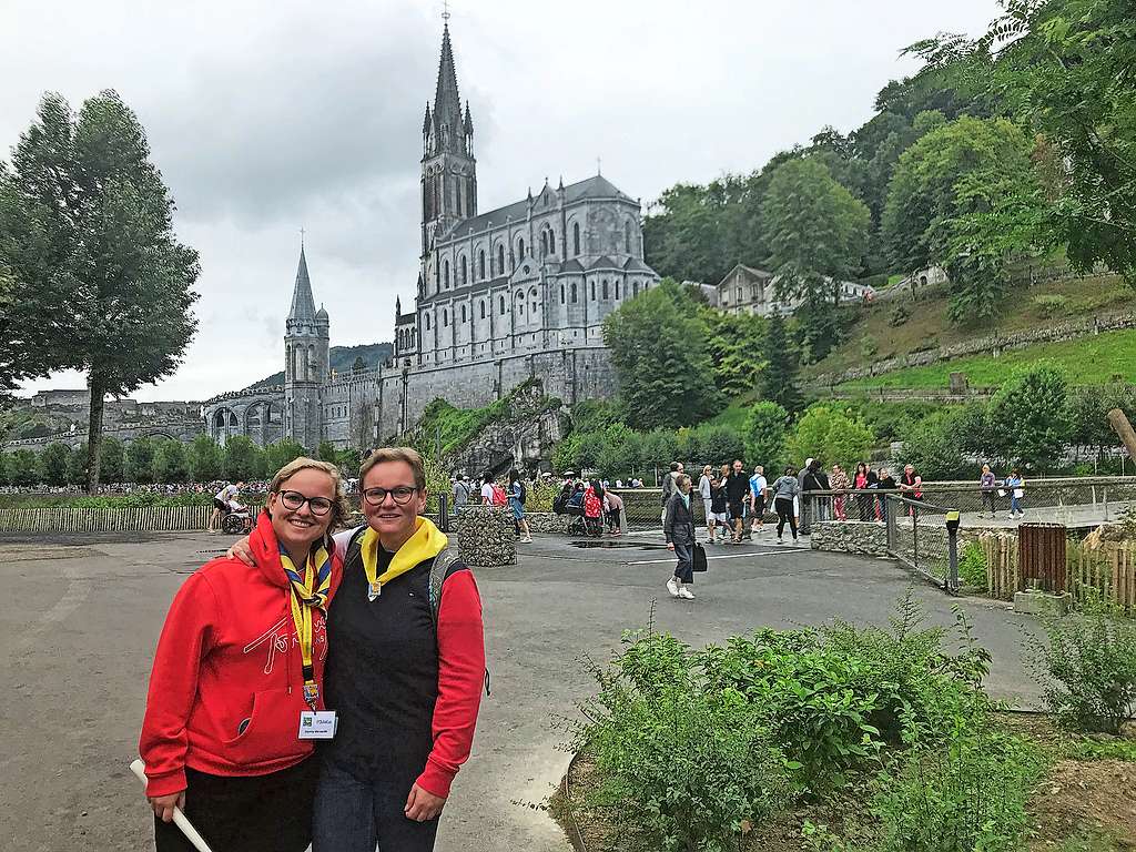 Nele Vandommele (rechts) samen met dochter Hanne op bedevaart in Lourdes. © Stefanie De Witte