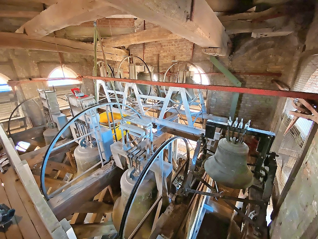 Vorig najaar werden de vijf klokken geïnstalleerd in de toren van de dekenale kerk in Waregem. © Brecht Crabeels