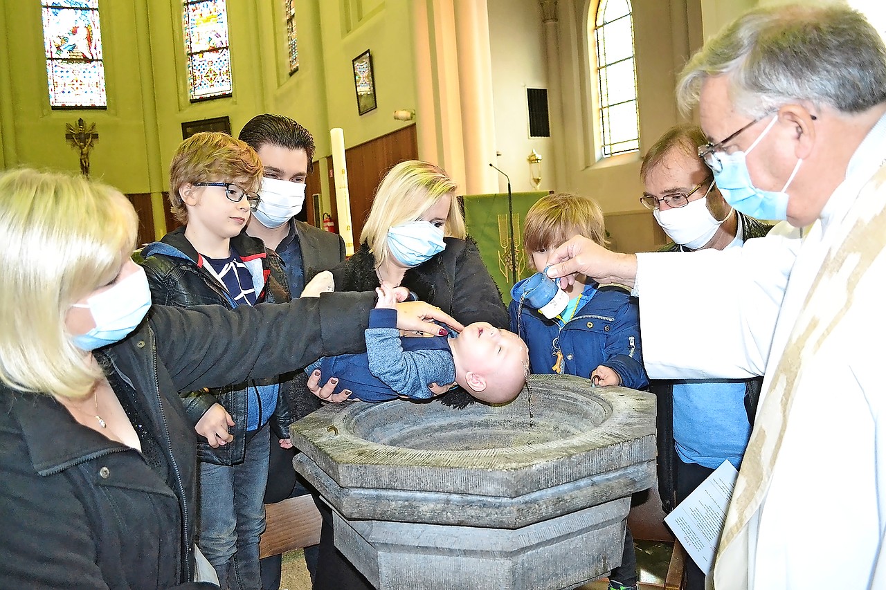 Alle ouders die in 2020 een kind lieten dopen, werden uitgenodigd voor een afzonderlijk moment in de kerk. © Marc Vergote