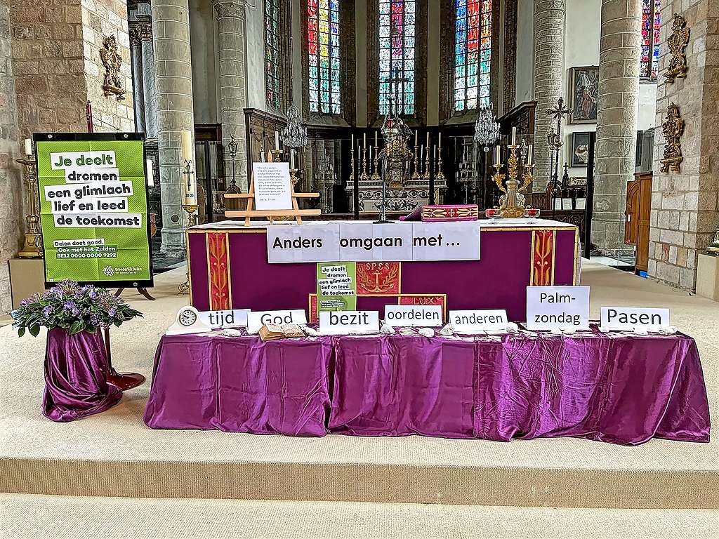 Ook in de Sint-Bertinuskerk in Poperinge kunnen bezoekers even stilstaan. © Miguel Dehondt