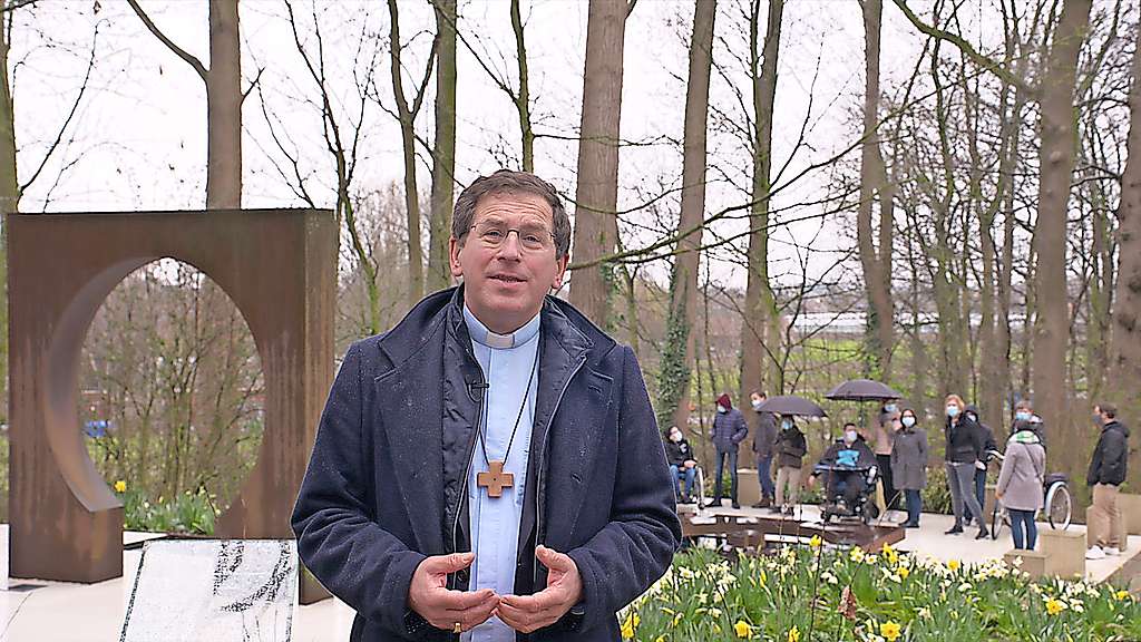 Voor de opname van de paasboodschap trekt de bisschop naar de Stille Bron van Dominiek Savio in Gits. © Jens Steenwinckel