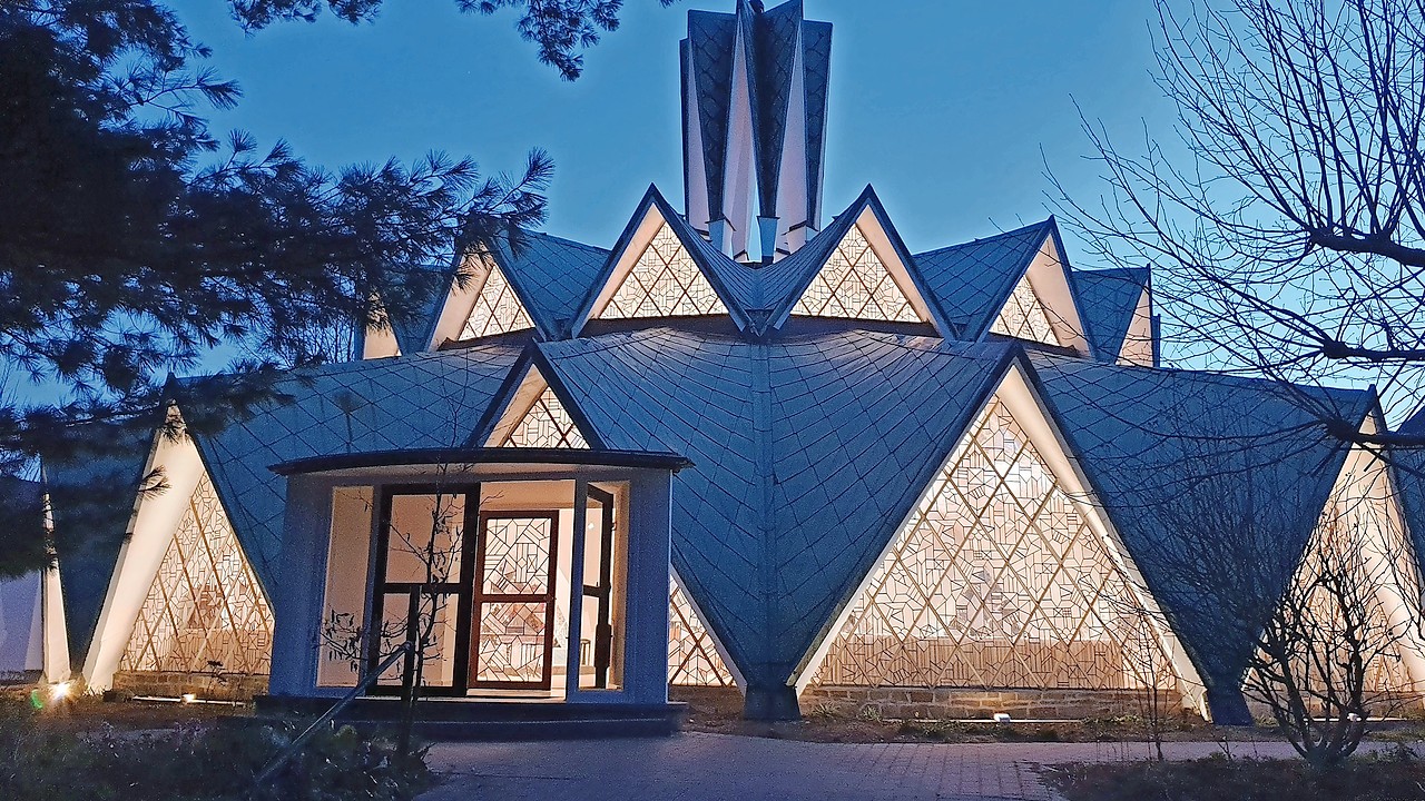 Van zodra mogelijk wordt de Verrijzeniskerk in Kortrijk feestelijk ingehuldigd. © Bart Cosaert