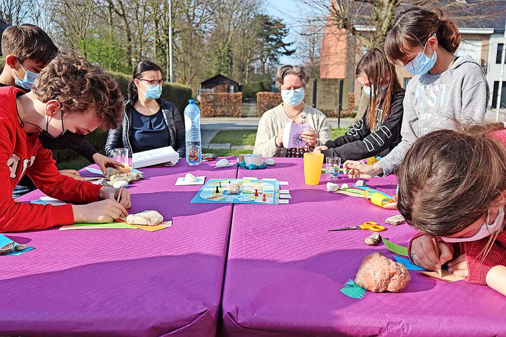 Tine Silverans begeleidt de kandidaat-vormelingen uit Nieuwenhove bij het Karposspel. © Laura Degryse