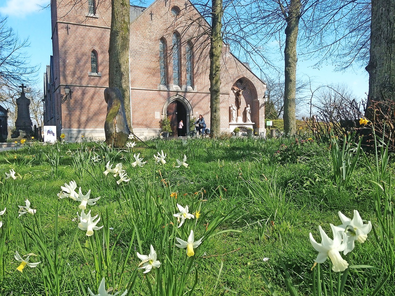 De open deur van de kerk nodigt voorbijgangers uit even halt te houden. © Mieke De Jonghe