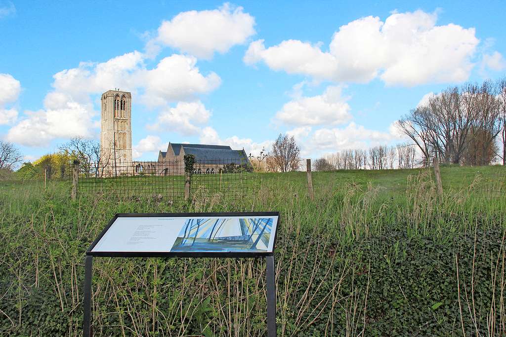 Langs de poëzieroute heeft u een mooi zicht op de kerk in Damme. © Liselotte Anckaert