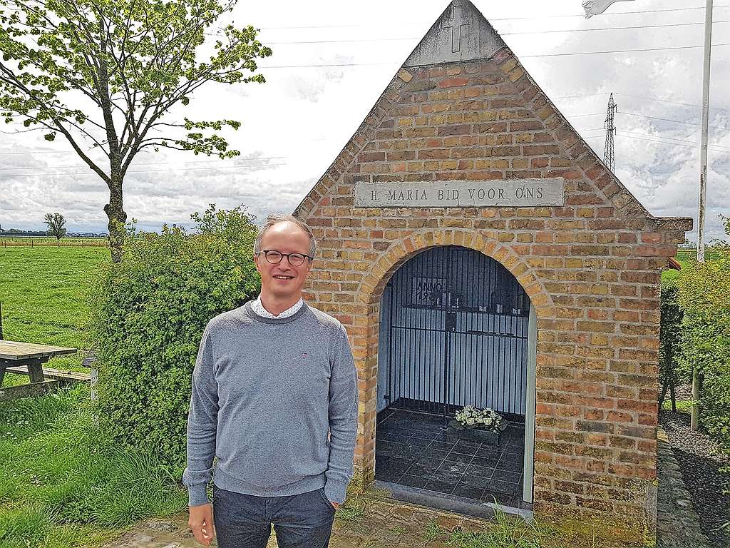 Bart Laleman bij een veldkapel in Beerst: „Bij Maria kan ik altijd terecht.” © Bart Laleman