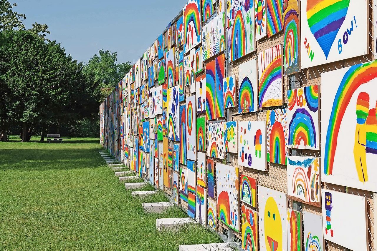 Aan de kleurrijke wand vol regenbogen werkten honderden kinderen mee. © Steven Decroos