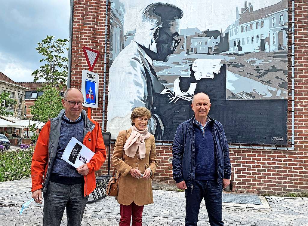 Van links naar rechts: Frank Baert, Leentje Vandemeulebroecke en Karel Baert, de kleinkinderen van Streuvels. ©Noël Maes