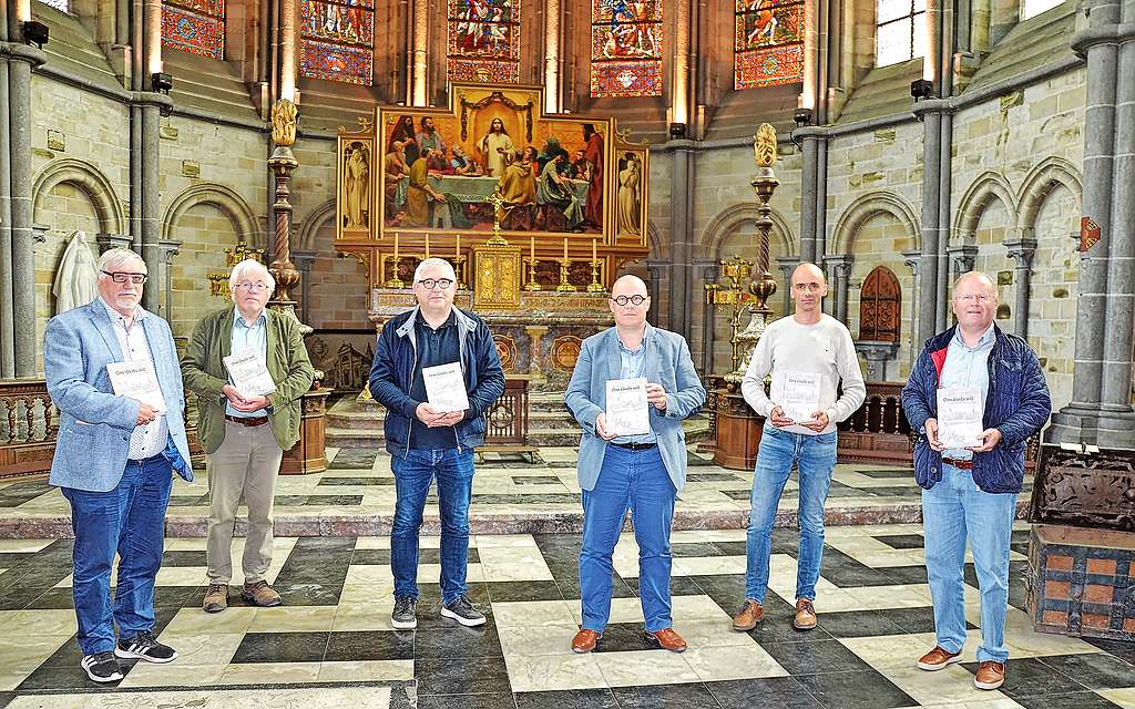 Zes mannen vormden samen de kernredactie. © vzw Vrienden van de Sint-Maartenskathedraal Ieper