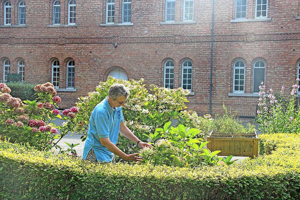 Zuster Lieve Brusselle: „Ik kan urenlang genieten van het werken in de tuin.” © Liselotte Anckaert