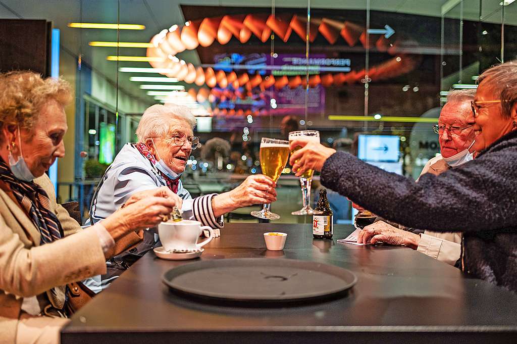 Na afloop genieten de ouderen samen met de vrijwilligers van een drankje en elkaars gezelschap. © Lucas Denuwelaere