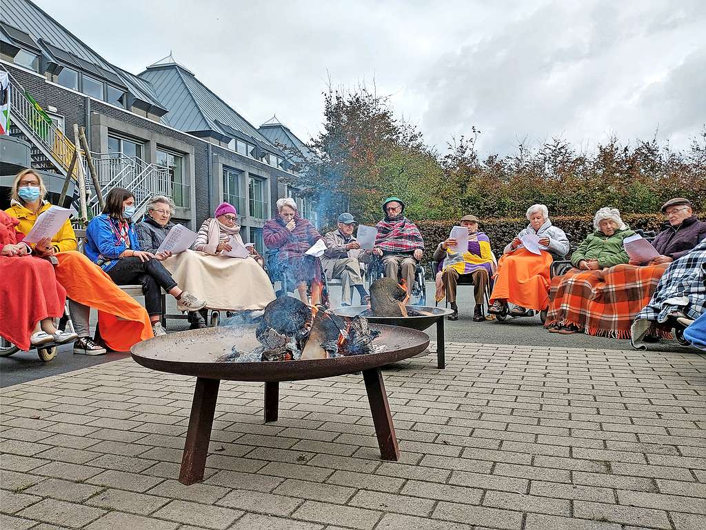 Jongeren bezochten bewoners tijdens de Dag van de Jeugdbeweging. © Wzc Westervier