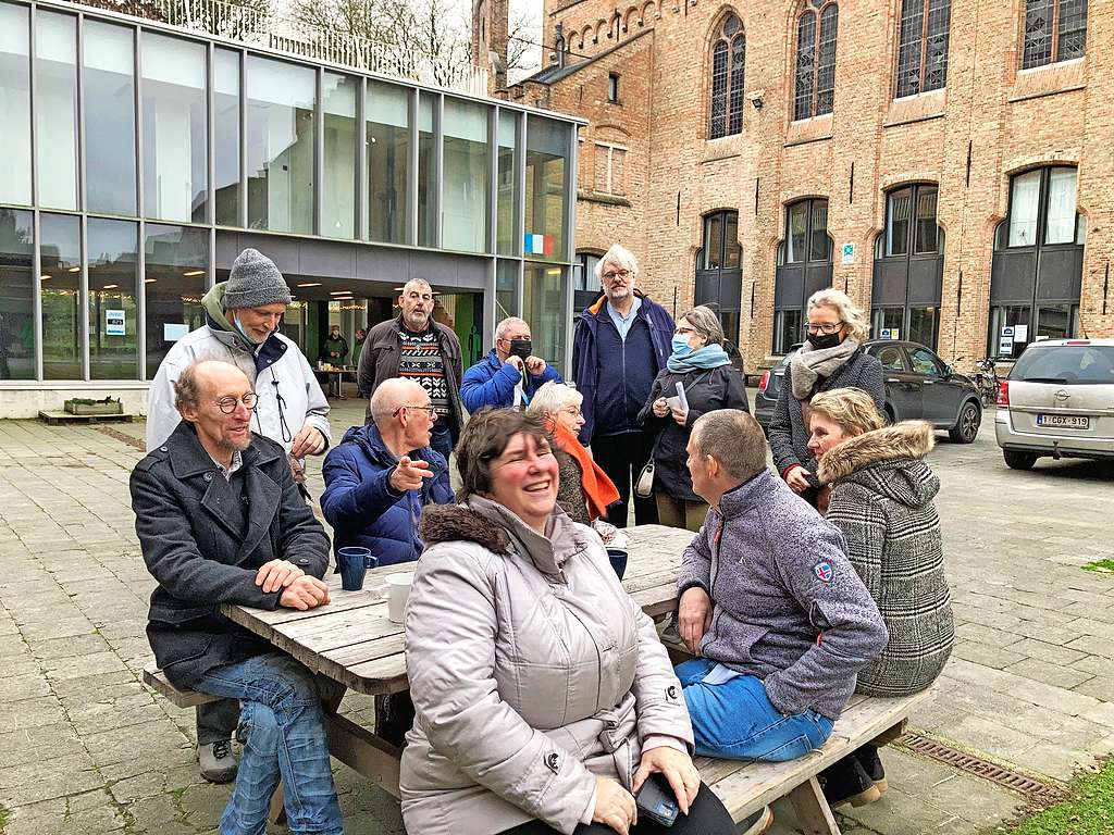 Na de wandeling genieten de aanwezigen na bij een kop koffie, zichtbaar opgetogen elkaar weer te zien. © Sint-Leo Hemelsdaele