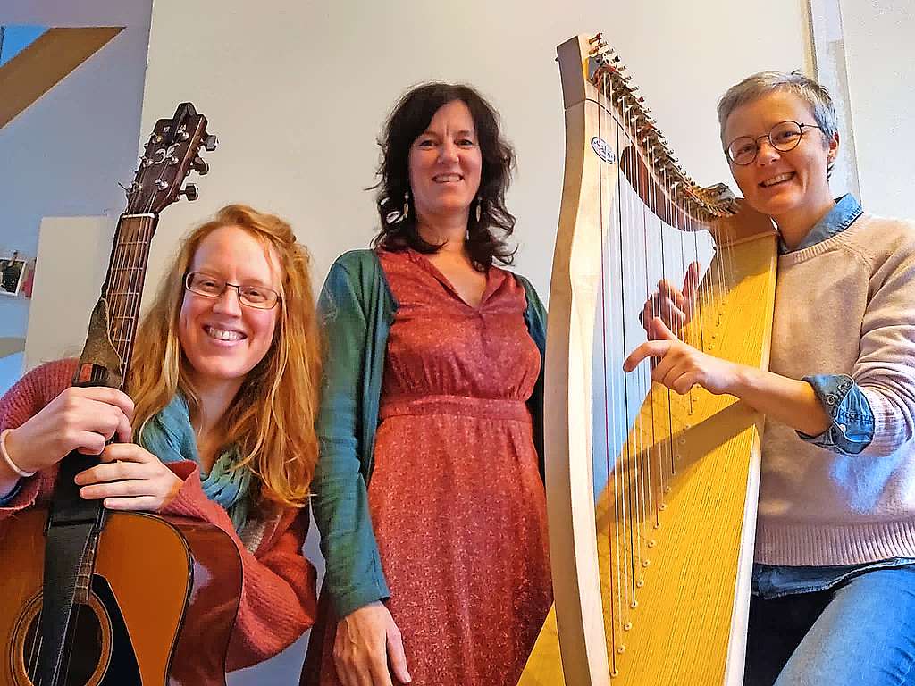 Met twee vriendinnen vormt Marion Naert (midden) een muzikaal trio. © Marion Naert