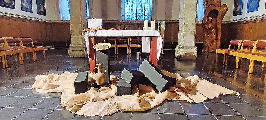 Ook de aankleding tijdens de liturgie maakt de veertigdagentijd concreet. © CCV Brugge