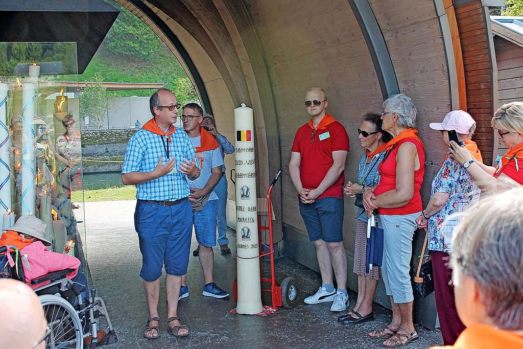 Dominiek Lodewijckx bij de zegening van de bedevaartkaars in Lourdes. © Dominiek Lodewijckx