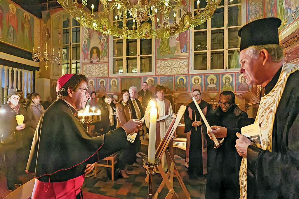 Tijdens een oecumenische gebedsdienst eerder deze maand in Brugge wordt gebeden om vrede. © Michel De Pourcq