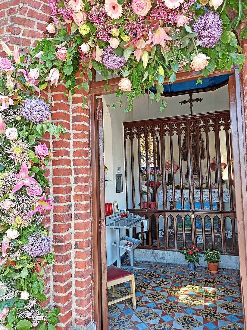 De kapel omringd met bloemen ter ere van Sint-Antonius. © Katrien Vandenbroucke