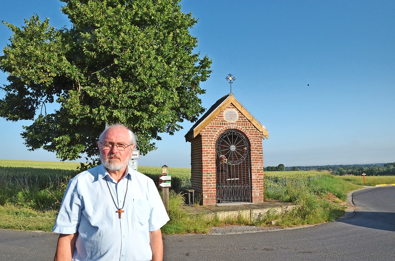 Diaken Jan Reynaert bij een van de Mariakapellen die Sint-Denijs rijk is. © Jan Reynaert