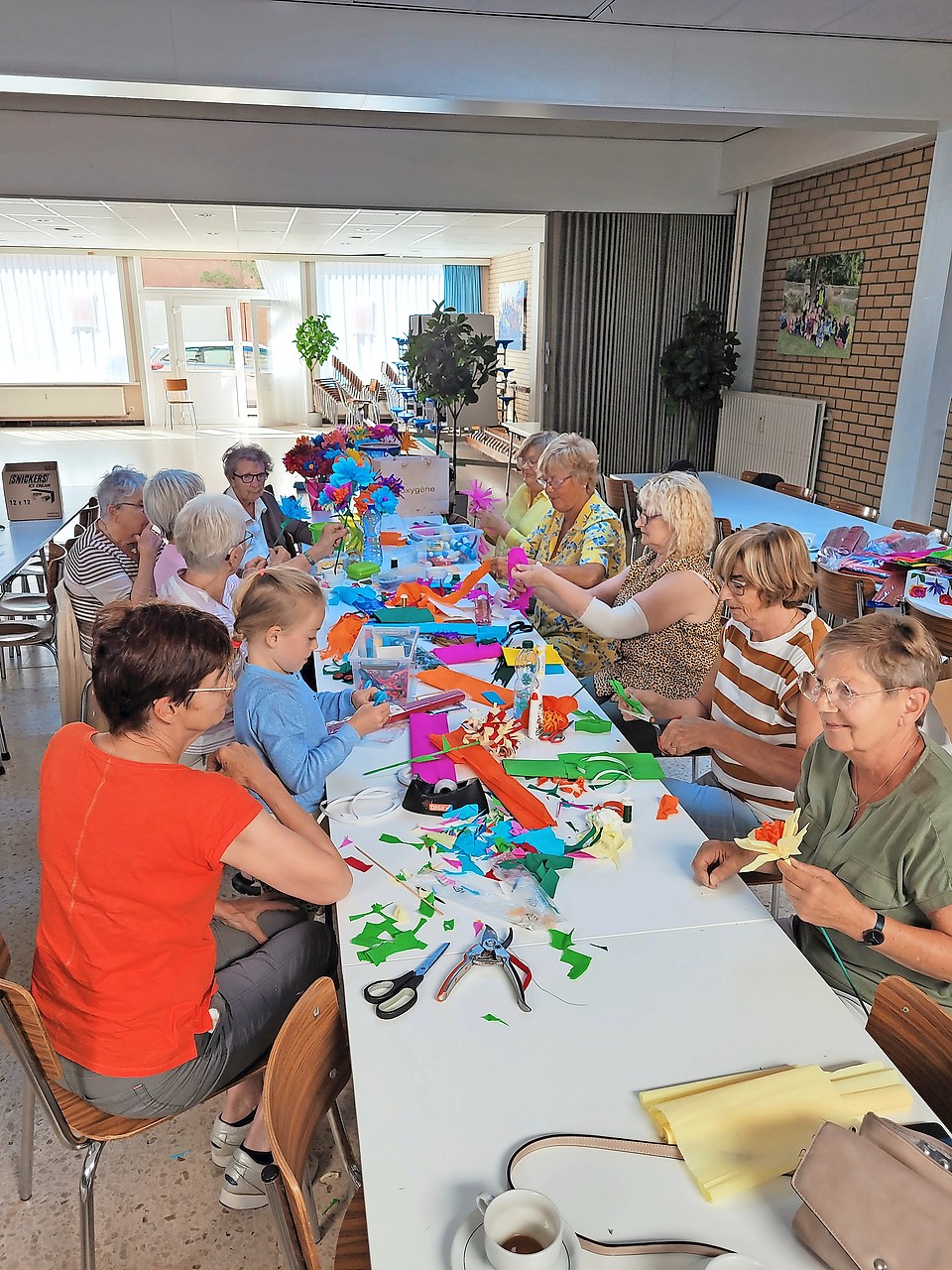 Vrijwilligers uit de missiewerking staan mee in voor de decoratie. © Johan Vandenabeele