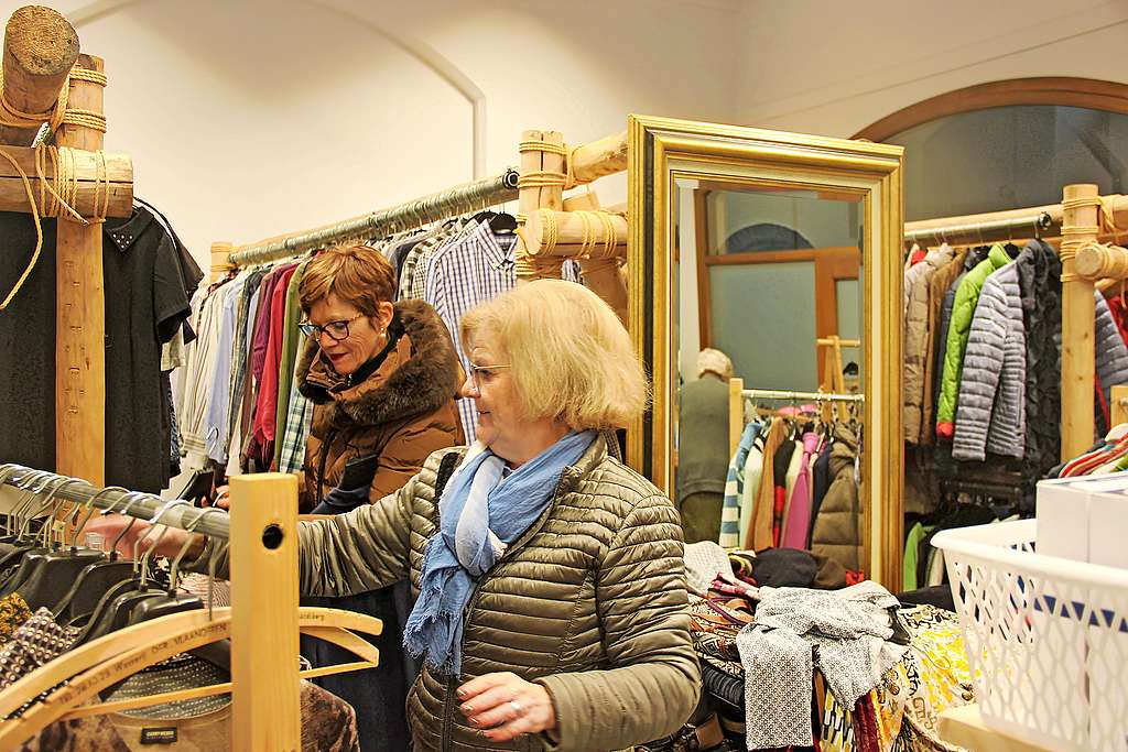 Ann Tarras en Linda Gabriël (rechts) hangen alles zorgvuldig in de rekken. © Liselotte Anckaert