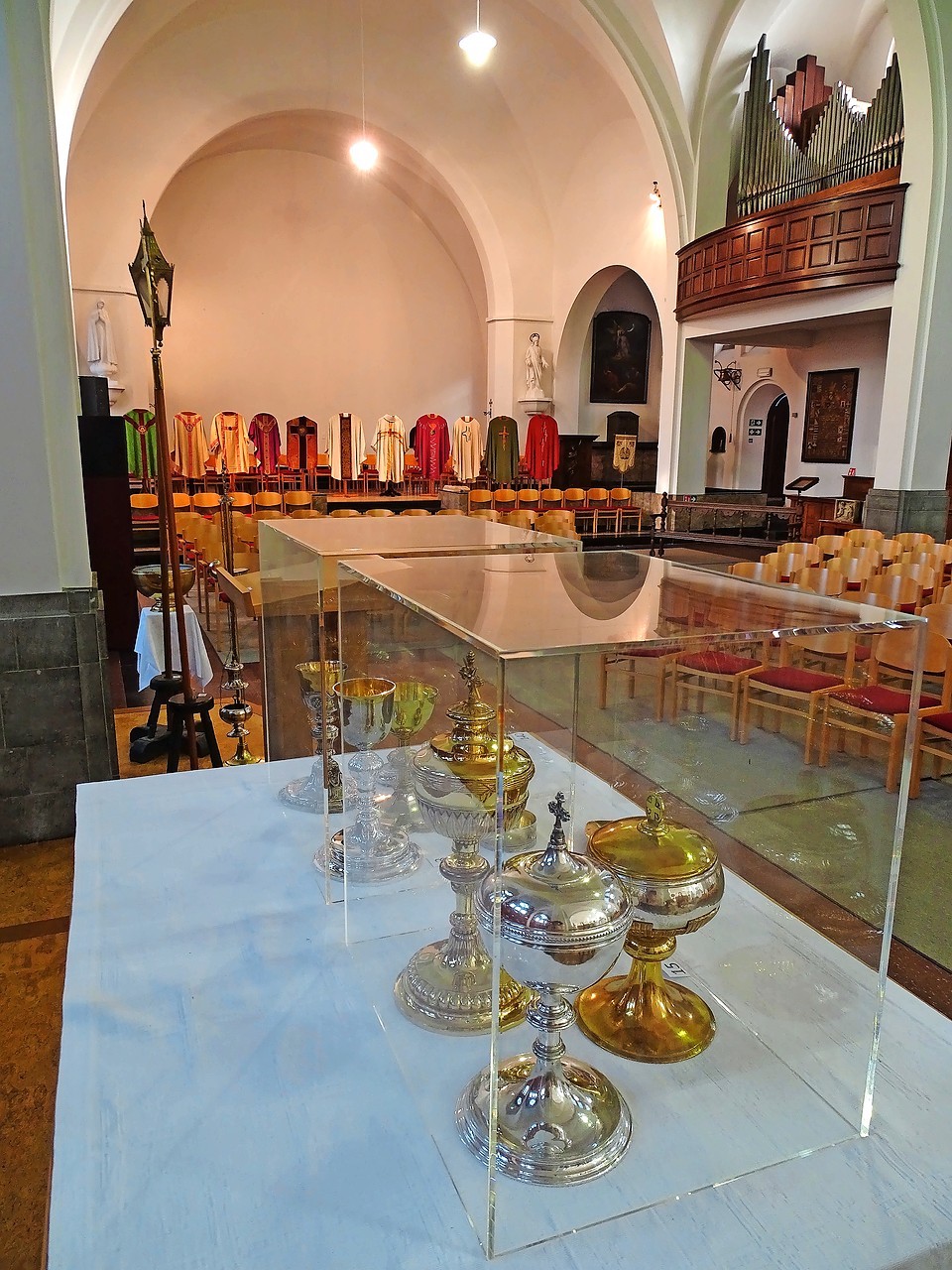 Gedurende één namiddag werden voorwerpen in kerk uitgestald. © Erfgoedcel Brugge