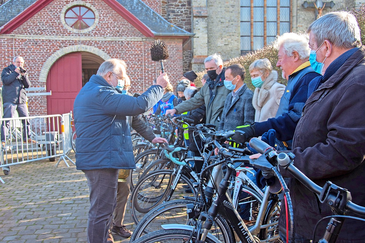 Na de viering worden de aanwezige sportlui en hun familie gezegend. © Ludo Lepee