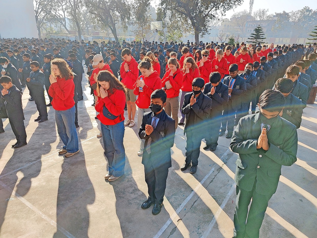 In een school in Ranchi namen de Vlaamse leerlingen deel aan het ochtendritueel. © Filip Vandevelde